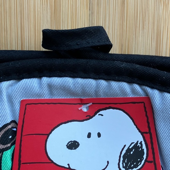 Peanuts Snoopy Oversized Oven Mitt & Pot Holder Set - Picture 5 of 6